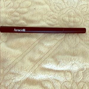 Araceli Ojos Perfectos Liquid Eyeliner in Night.